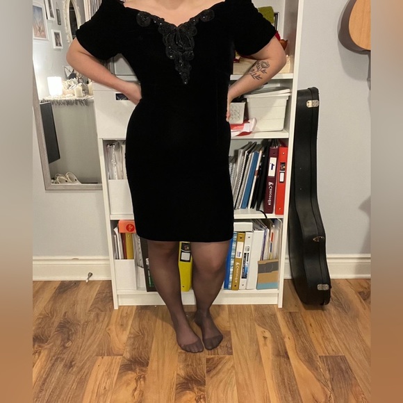 80’s Velvet off the shoulder black dress with beading - Picture 2 of 4